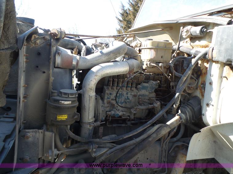 image for item L7113 1994 International 4900 flatbed truck