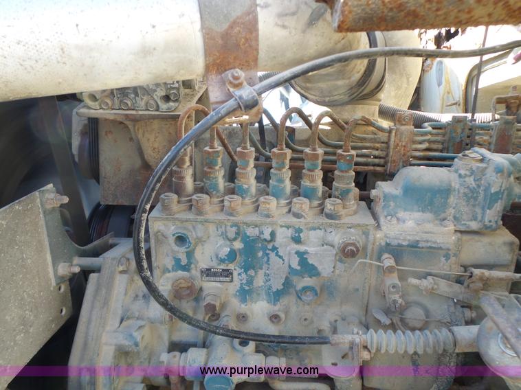 image for item L7113 1994 International 4900 flatbed truck