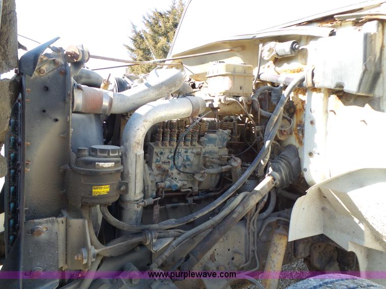 image for item L7113 1994 International 4900 flatbed truck