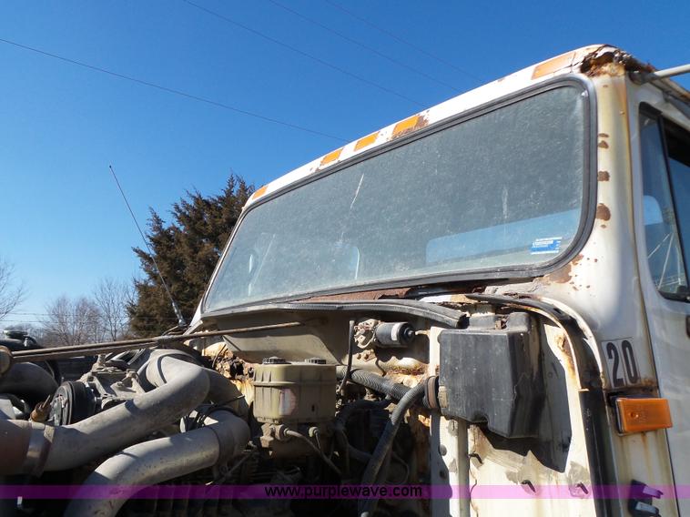 image for item L7113 1994 International 4900 flatbed truck