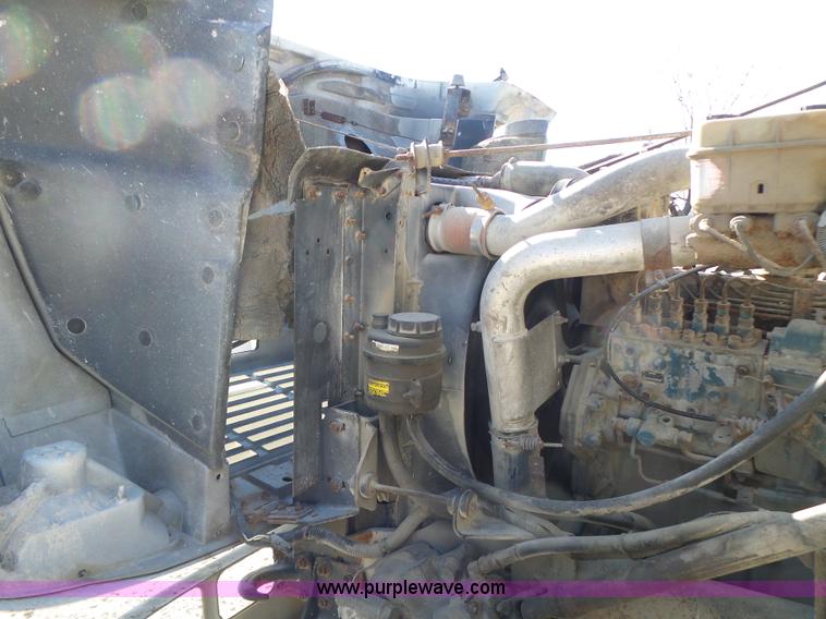 image for item L7113 1994 International 4900 flatbed truck