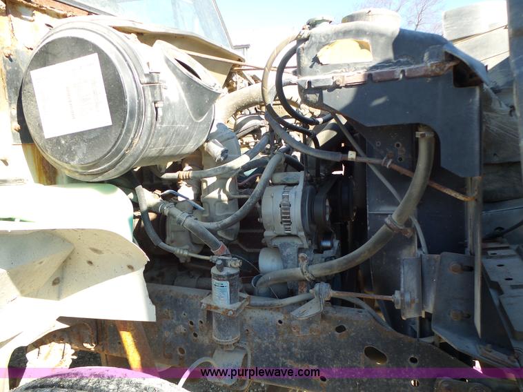 image for item L7113 1994 International 4900 flatbed truck