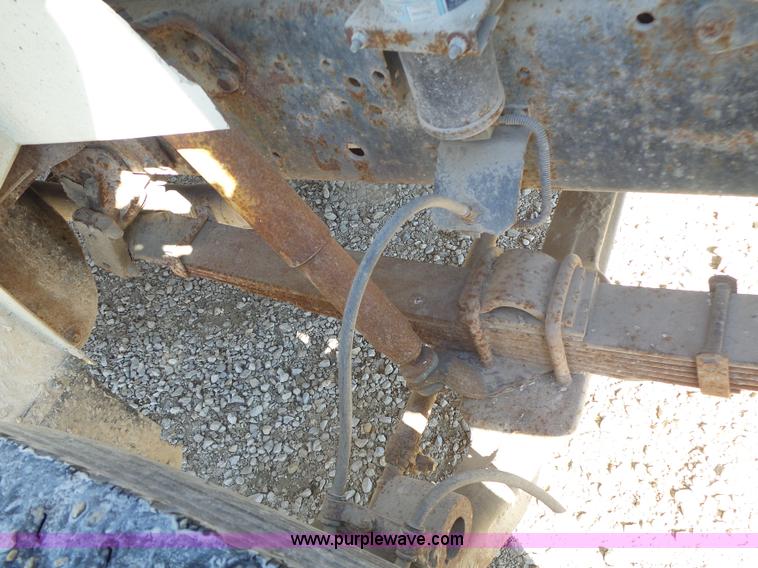 image for item L7113 1994 International 4900 flatbed truck