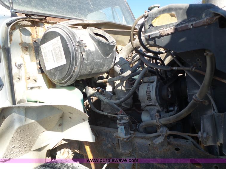 image for item L7113 1994 International 4900 flatbed truck