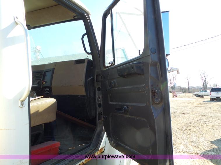 image for item L7113 1994 International 4900 flatbed truck