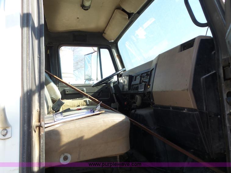 image for item L7113 1994 International 4900 flatbed truck