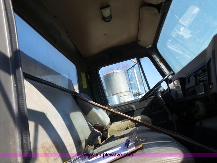 image for item L7113 1994 International 4900 flatbed truck