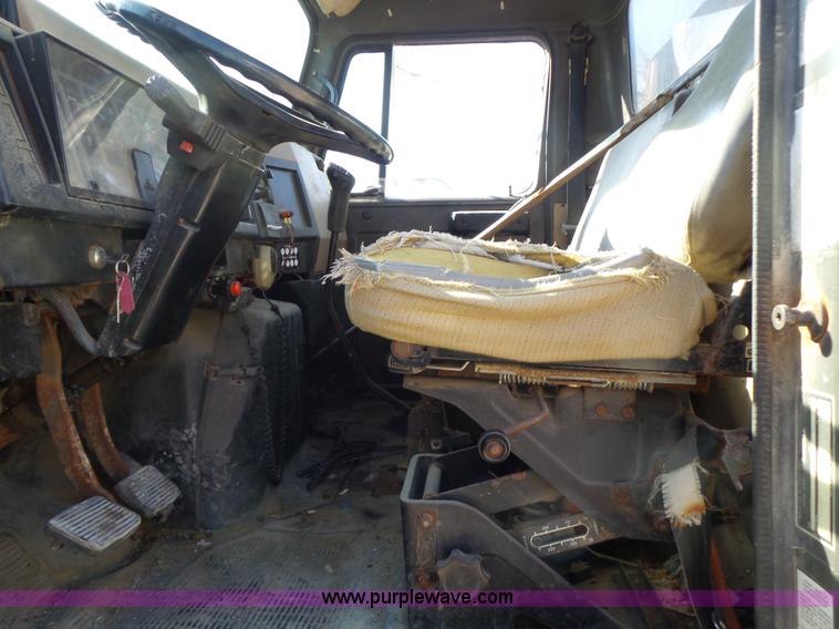 image for item L7113 1994 International 4900 flatbed truck