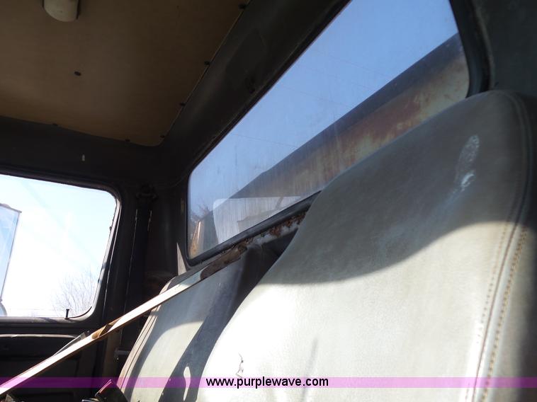 image for item L7113 1994 International 4900 flatbed truck