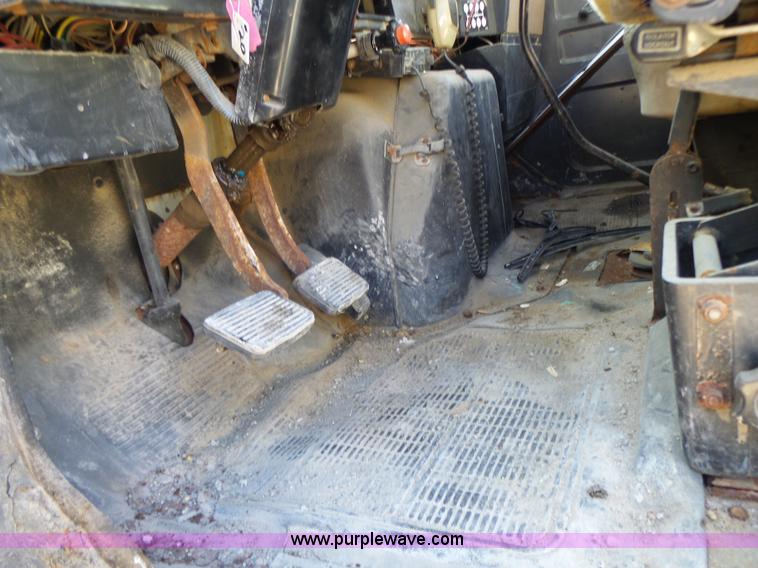 image for item L7113 1994 International 4900 flatbed truck