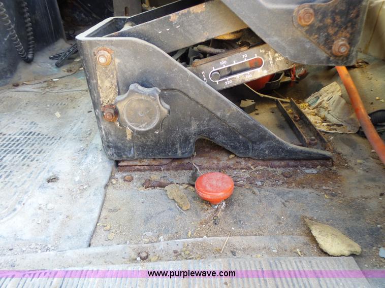 image for item L7113 1994 International 4900 flatbed truck