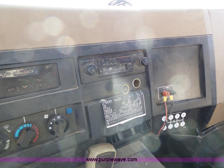 image for item L7113 1994 International 4900 flatbed truck