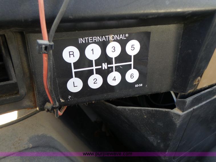 image for item L7113 1994 International 4900 flatbed truck