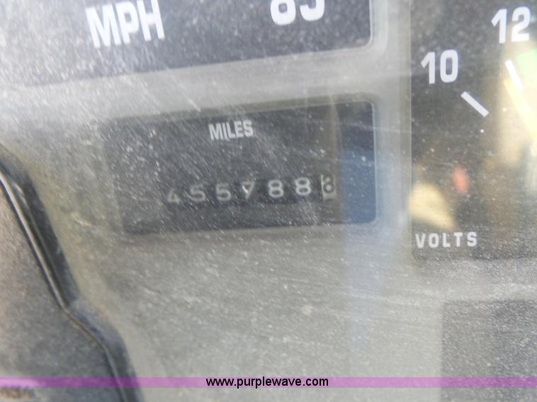 image for item L7113 1994 International 4900 flatbed truck