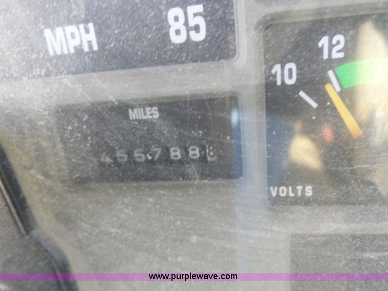 image for item L7113 1994 International 4900 flatbed truck