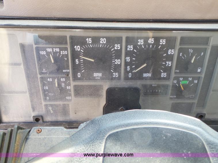 image for item L7113 1994 International 4900 flatbed truck