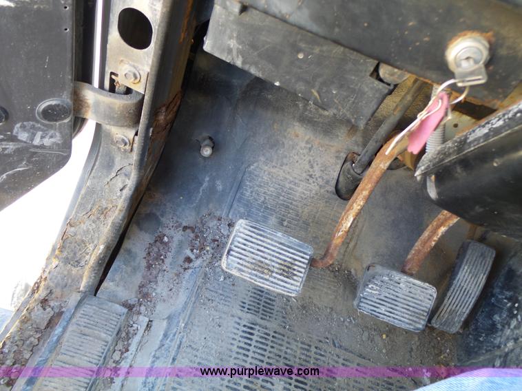 image for item L7113 1994 International 4900 flatbed truck