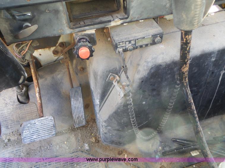 image for item L7113 1994 International 4900 flatbed truck