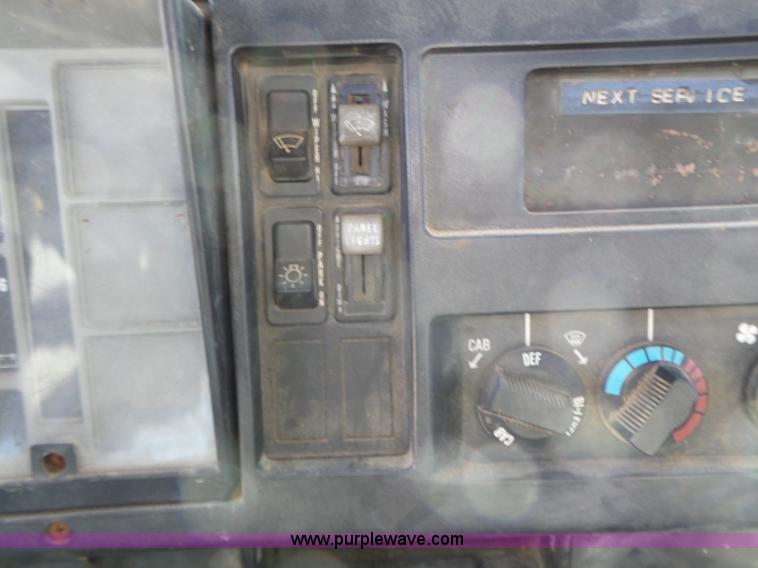 image for item L7113 1994 International 4900 flatbed truck