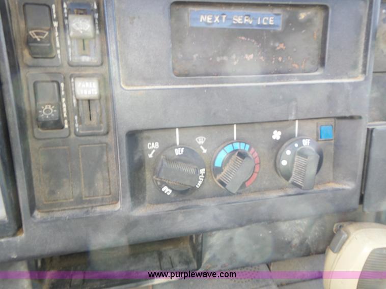 image for item L7113 1994 International 4900 flatbed truck