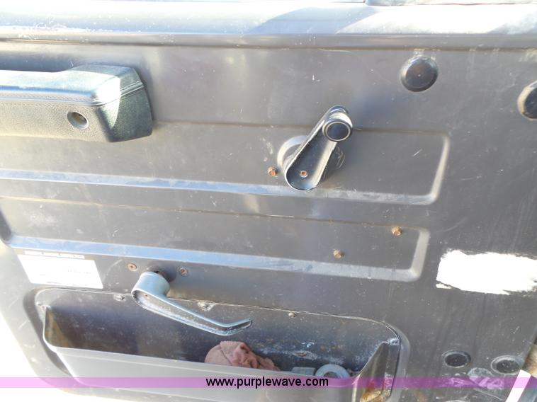 image for item L7113 1994 International 4900 flatbed truck