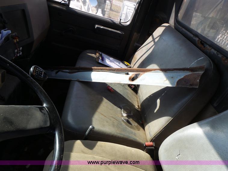 image for item L7113 1994 International 4900 flatbed truck