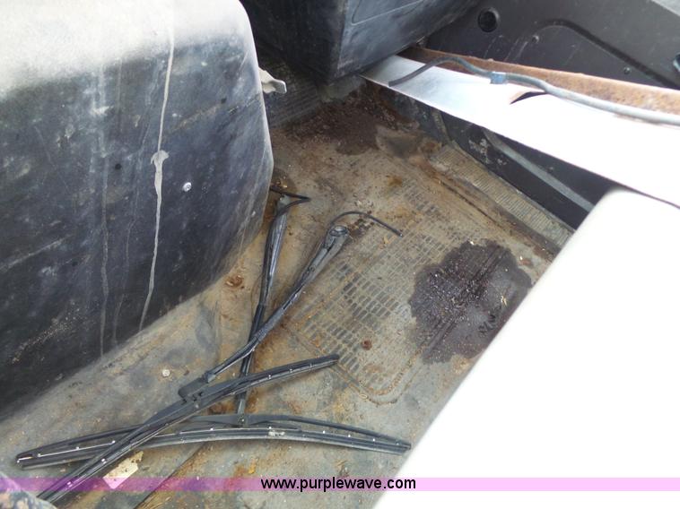 image for item L7113 1994 International 4900 flatbed truck