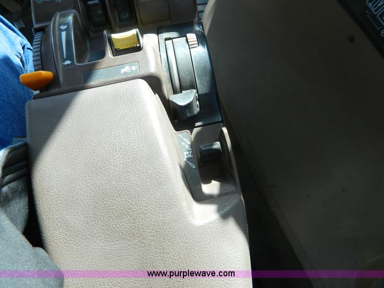 image for item L7316 2004 John Deere 8420T tractor