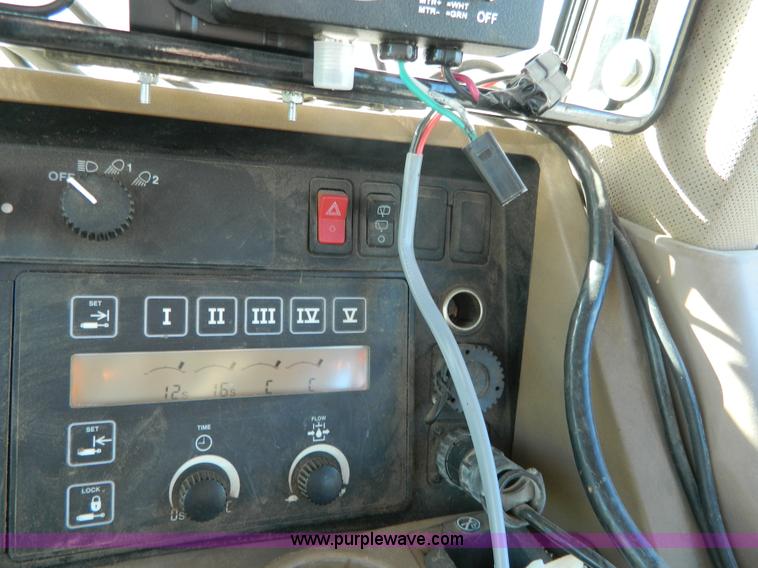 image for item L7316 2004 John Deere 8420T tractor