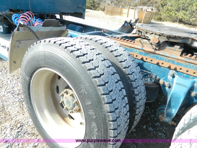 image for item L7324 1994 Freightliner FLD semi truck