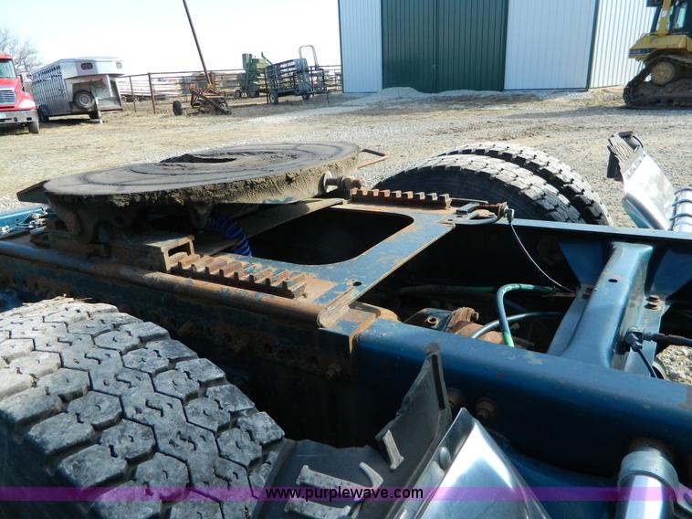 image for item L7324 1994 Freightliner FLD semi truck