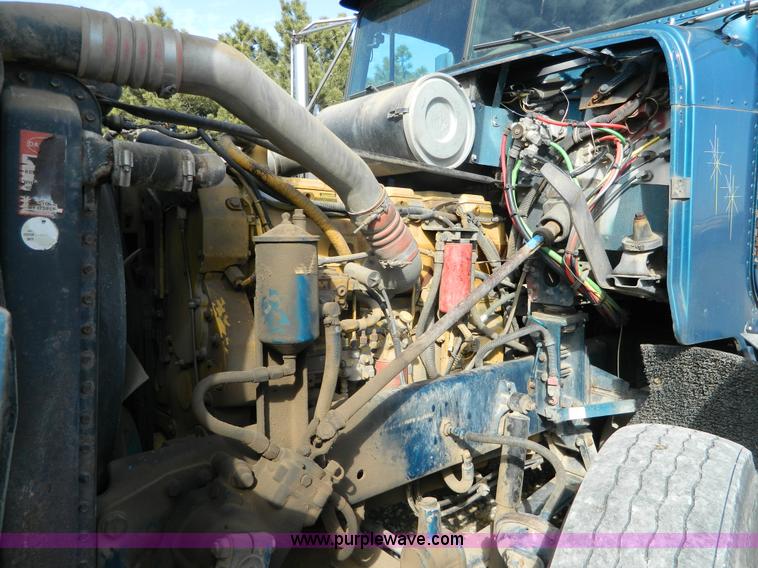 image for item L7324 1994 Freightliner FLD semi truck