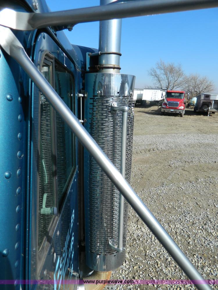 image for item L7324 1994 Freightliner FLD semi truck