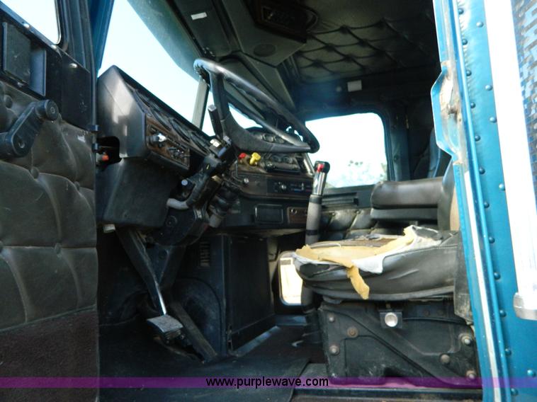 image for item L7324 1994 Freightliner FLD semi truck