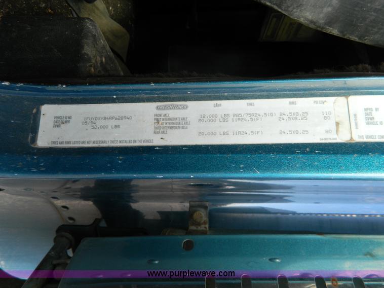 image for item L7324 1994 Freightliner FLD semi truck