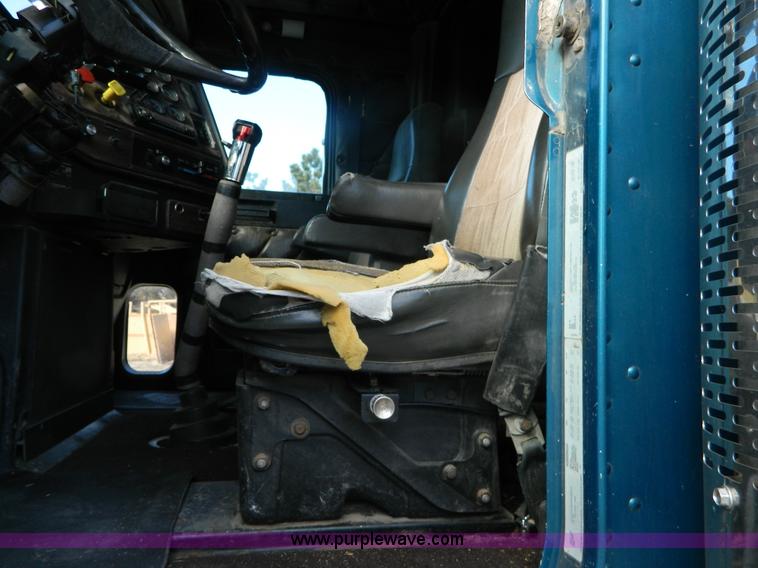 image for item L7324 1994 Freightliner FLD semi truck