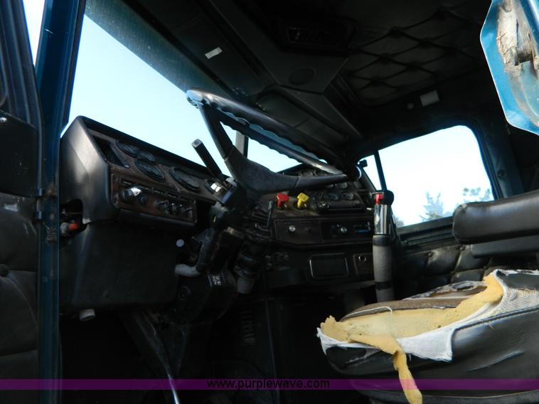 image for item L7324 1994 Freightliner FLD semi truck