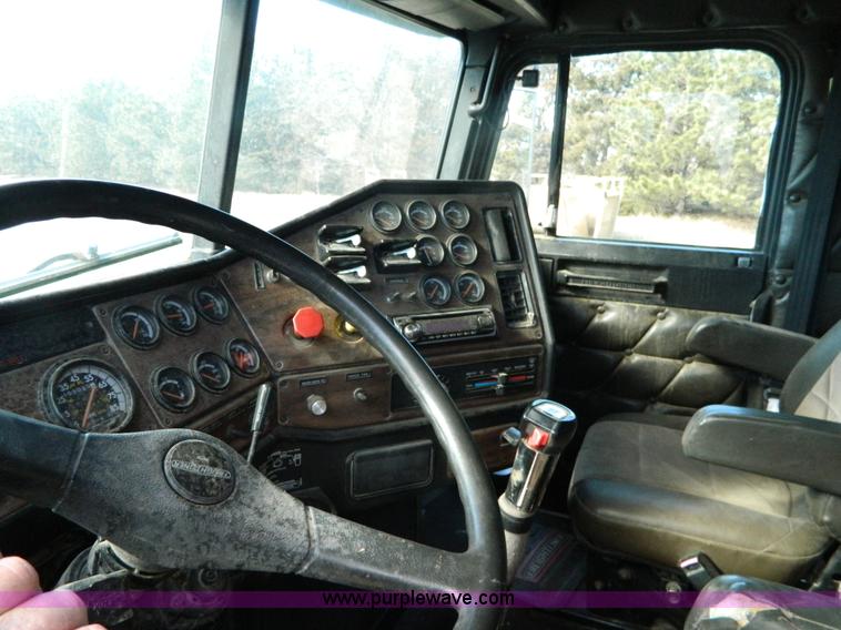 image for item L7324 1994 Freightliner FLD semi truck
