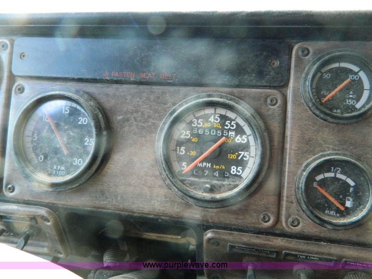 image for item L7324 1994 Freightliner FLD semi truck