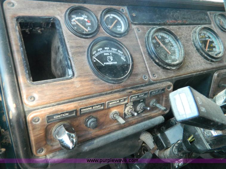 image for item L7324 1994 Freightliner FLD semi truck