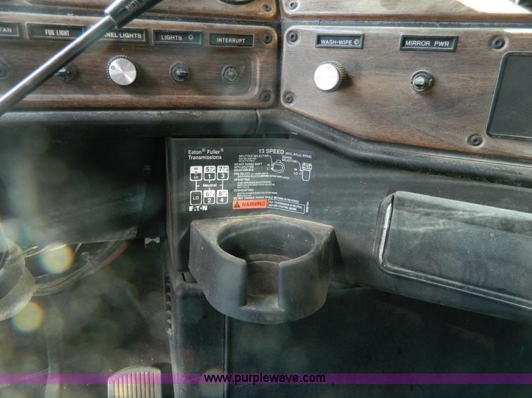 image for item L7324 1994 Freightliner FLD semi truck