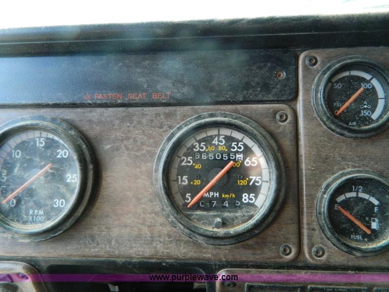 image for item L7324 1994 Freightliner FLD semi truck