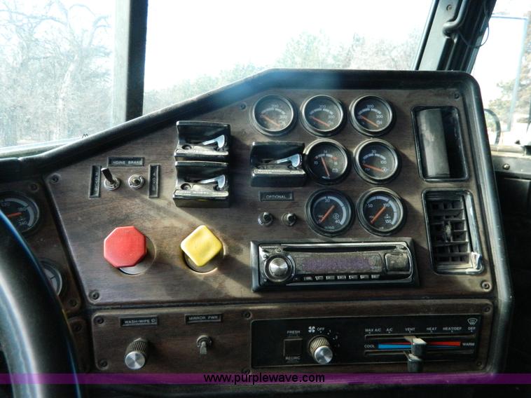 image for item L7324 1994 Freightliner FLD semi truck