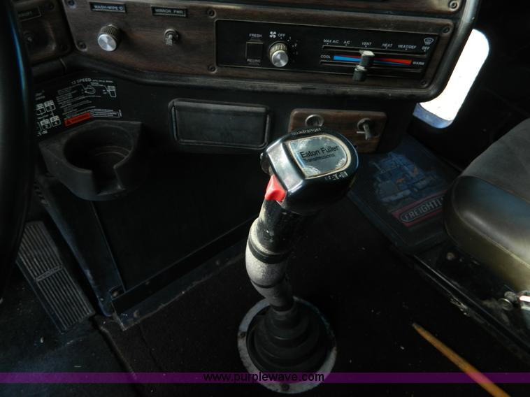 image for item L7324 1994 Freightliner FLD semi truck