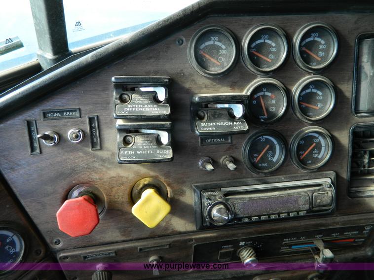 image for item L7324 1994 Freightliner FLD semi truck