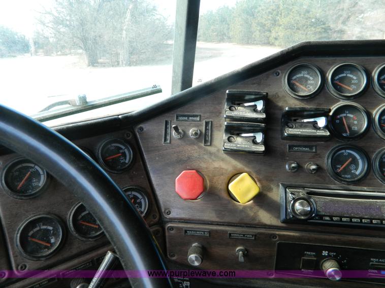 image for item L7324 1994 Freightliner FLD semi truck