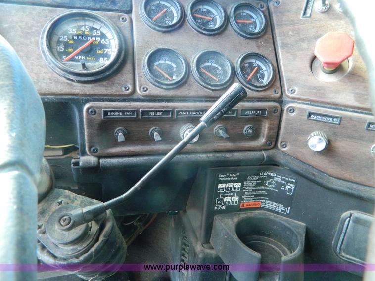 image for item L7324 1994 Freightliner FLD semi truck