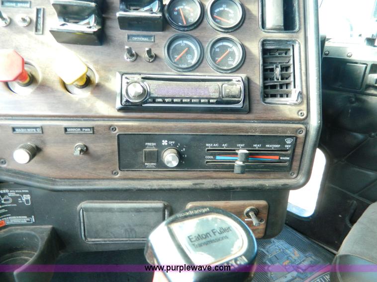 image for item L7324 1994 Freightliner FLD semi truck