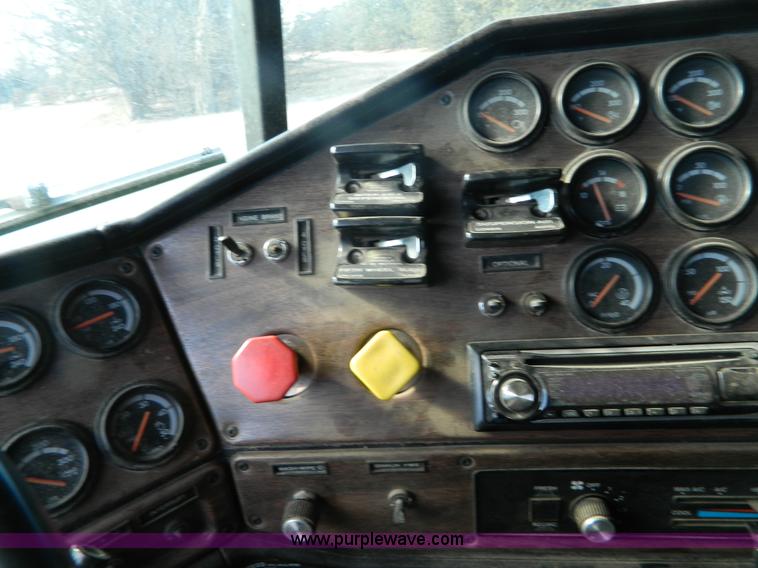 image for item L7324 1994 Freightliner FLD semi truck