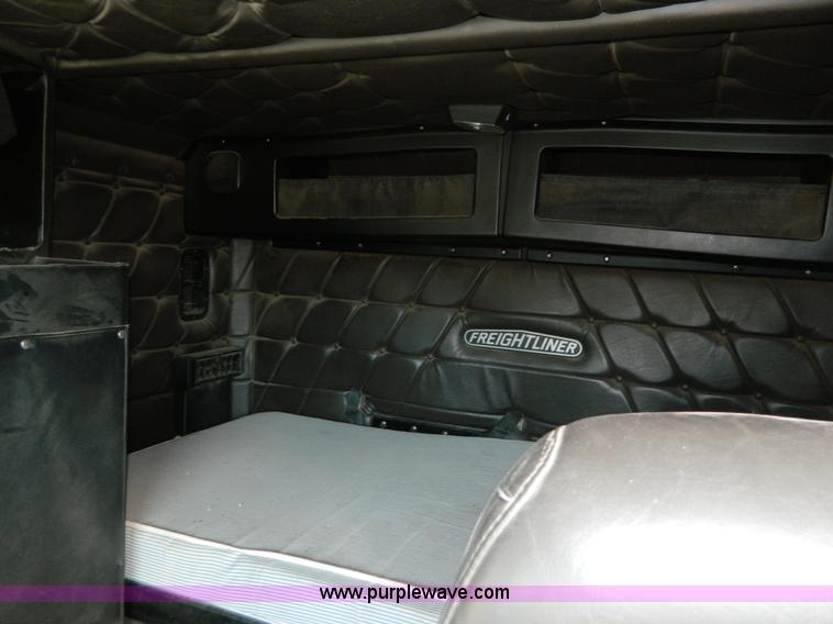 image for item L7324 1994 Freightliner FLD semi truck